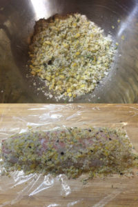 マリネの下準備。塩、砂糖、レモンピール、ディル、タラゴンを合わせて、魚の身を包むように振り、ラップでくるんで冷蔵庫へ。