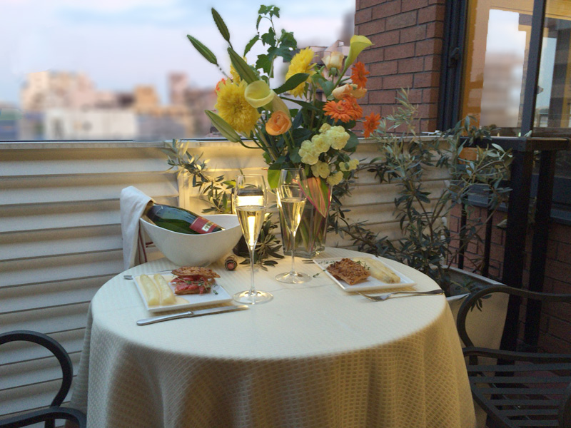 夕方から食べ始めた。まずはテラスで。プレゼントの花と、1品目、そしてシャンパン。