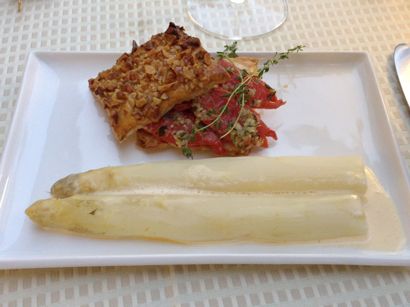 トマトのコンフィ パイ仕立てとホワイトアスパラガスのムースリーヌソース