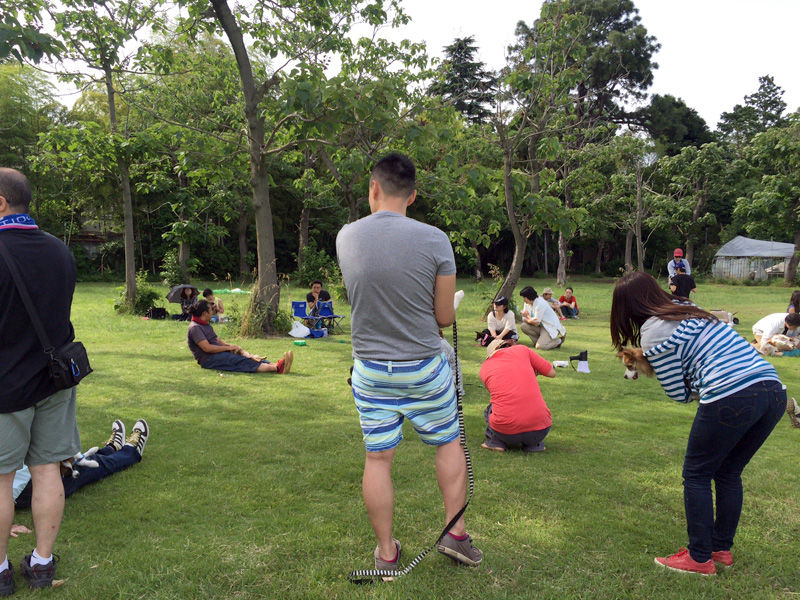 子犬との触れ合い方の話を参加者で囲んで聴く。