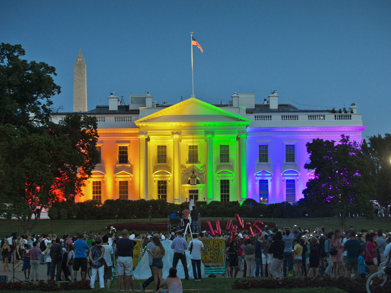ホワイトハウスも6色レインボーにライトアップされた。こんな日が来るとは！