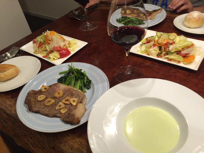 神戸牛のステーキ、サラダ、枝豆の冷製ポタージュ。家で落ち着いての食事もいいものだ。