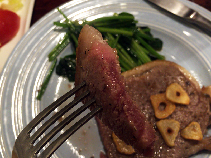 最近は肉の焼き具合も心得てきた。ちなみにこの牛、俺と誕生日が一緒。無論年齢は違うが…。