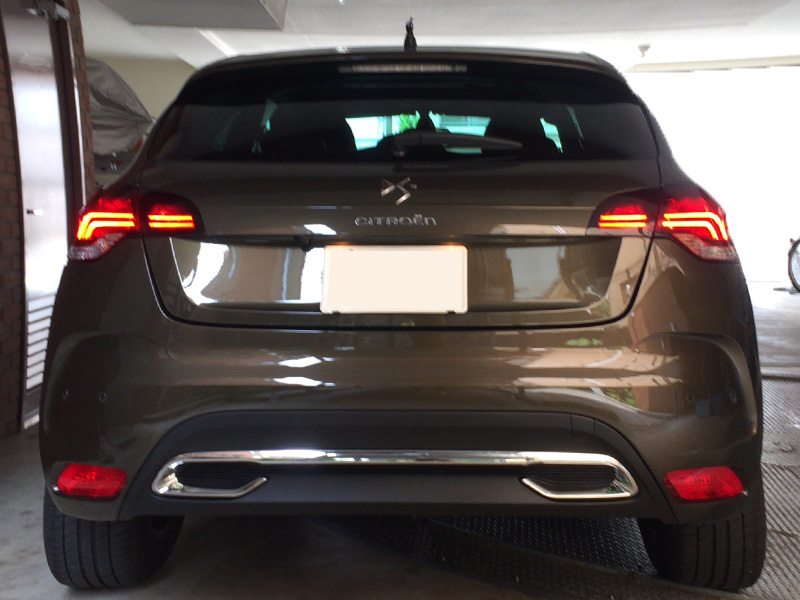 結局リアスカートにも傷があり、該当部分交換となった。