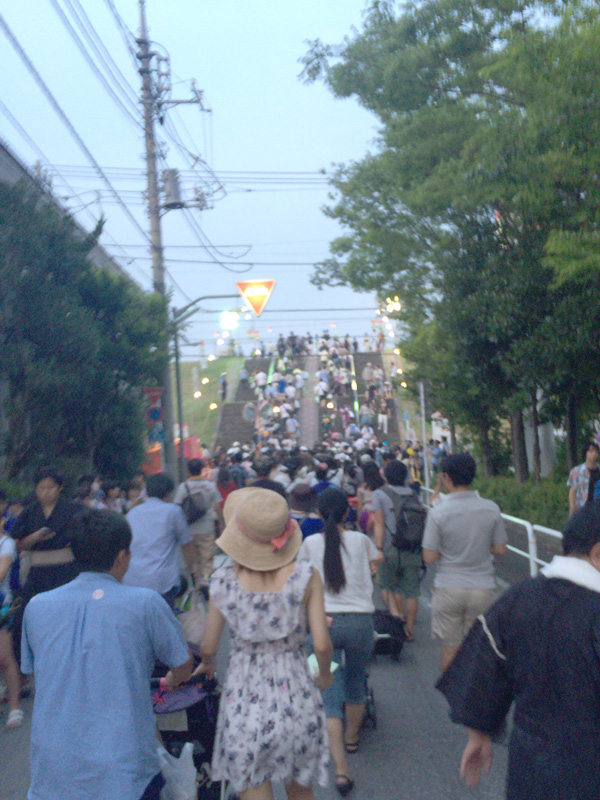 会場の河川敷へ。