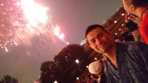 花火は間近ではとても明るく、こうして写真が撮れるほど。友人が写してくれた