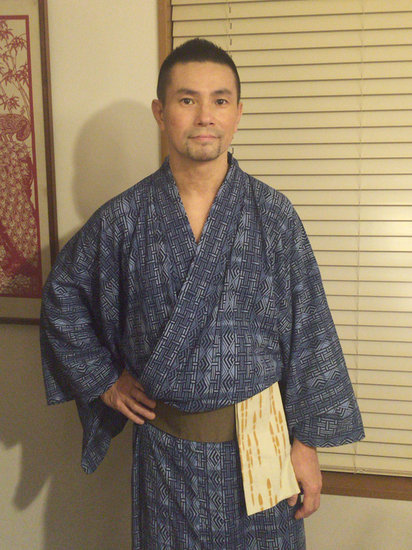 蛇足の浴衣姿。滅多に着ることがないもので、帰宅してじょにおに写してもらった。着て6時間以上経っているが、意外に着崩れず。