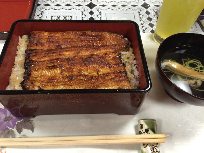 ここの鰻は旨い。身はふっくら、たれは上品。箸が左なのは俺が左利きだから。