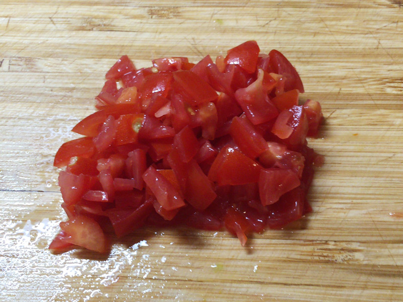 ミニトマトはジュースと種を取り、刻みます。