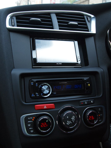 ビフォー。フレームに幅を取られて画面が小さく、しかも4:3。サイドスイッチ操作のため、右に隙間がある。