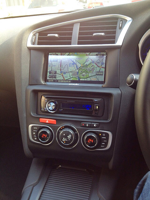 アフター。ワイド画面で、左右化粧パネルを施してデザイン的に収まりが良くなった。面積的にはビフォーの1.5倍位か。