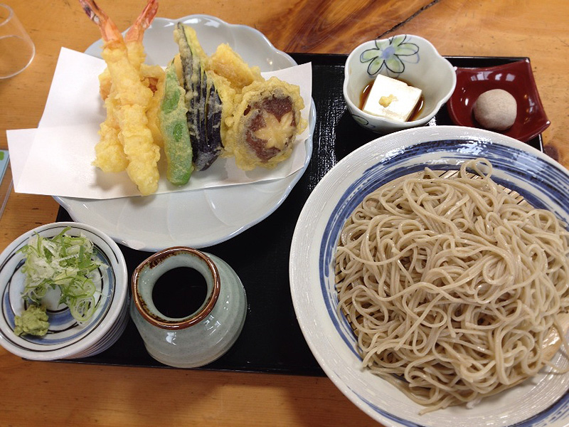 天ぷら蕎麦。蕎麦は太めで色が比較的濃く、歯ごたえしっかりの田舎風。