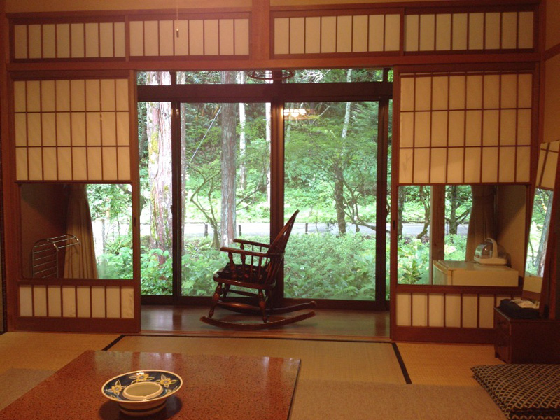 これまた懐かしい感じの室内。窓の外は敷地内の遊歩道。