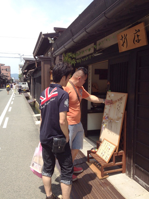 ミサンガを物色するうーたん（右）と、それを見るまー（左）。