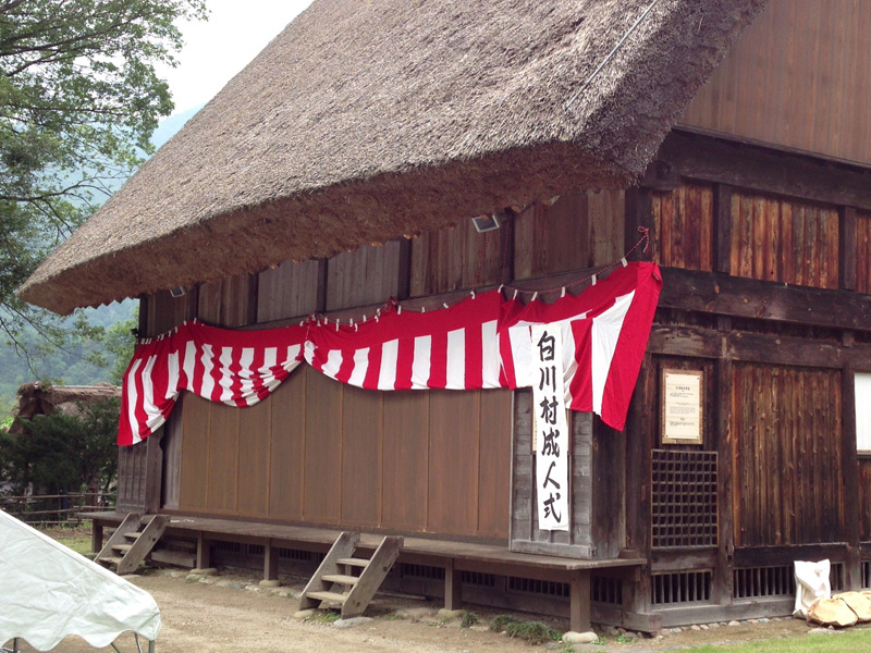 白川村では夏に成人式をやるらしく、ちょうど準備が進められていた。