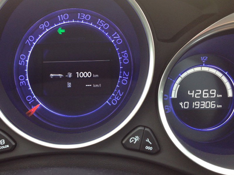 高山市で給油した時には、航続可能距離が1000kmと表示された。