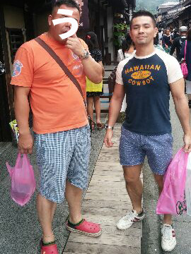 土産を買い揃えたうーたん（左）と俺（右）。うーたんは変顔をやっているので、名誉のため隠しておく。（笑）