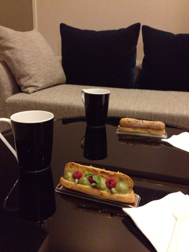 コーヒーは備え付けのマシンで。