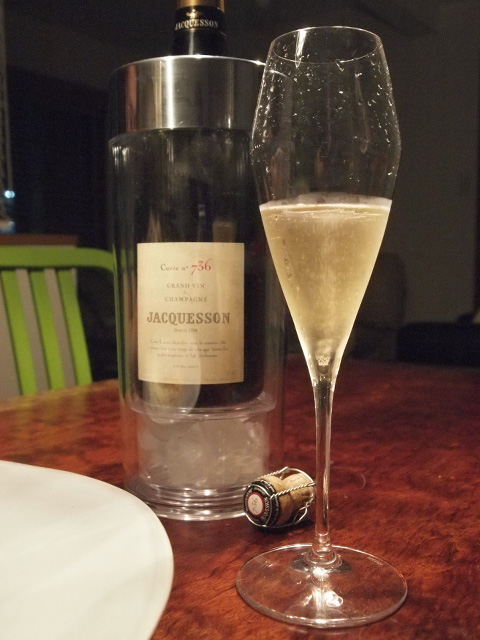 色は明るいゴールド。