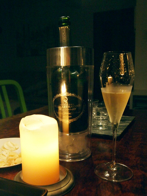 液体はゴールド。キャンドルでやや赤みが入って見えるが、もう少し淡い。