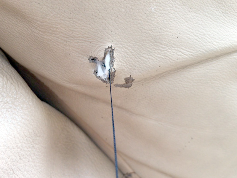 引っ張ってくっつくように布の真ん中に糸をつけておき、周りに接着剤を塗った布を押し込んだら布を引っ張ってくっつける。