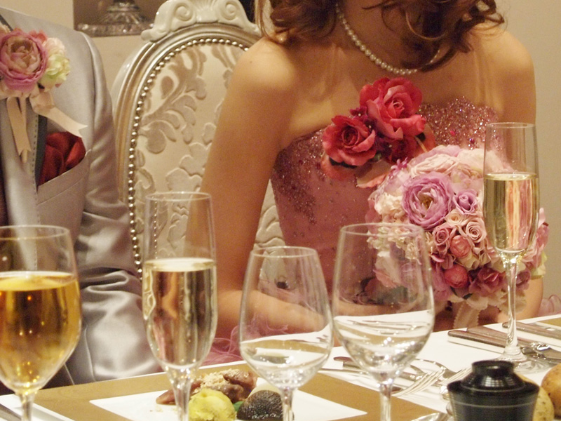 手元を撮るのは失念したので、新郎新婦の所に置いてあったグラスの写真を代わりに。