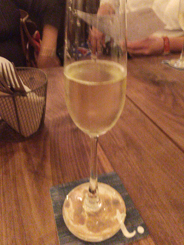 Pehu Simonet Blanc de Blancs Brut Grand Cru。色は淡い。