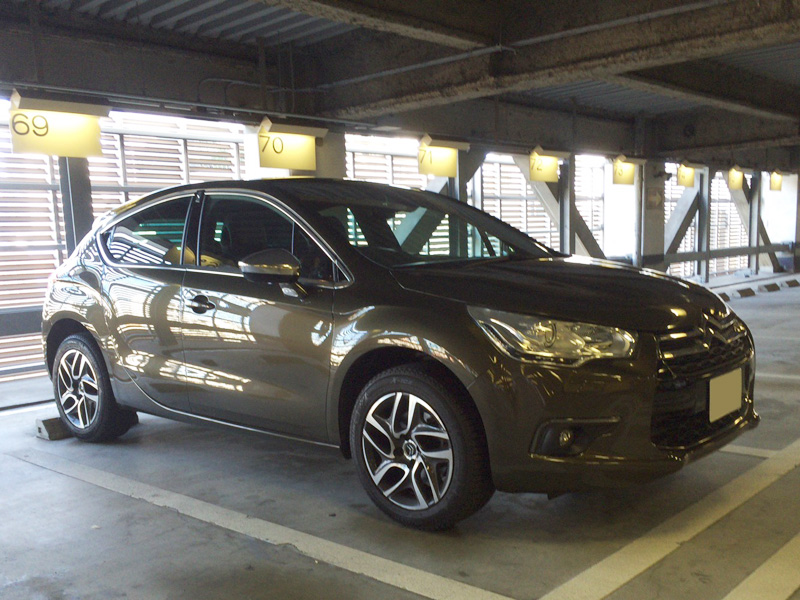 407クーペが停まっていた時は駐車場が空いていたので隣も何かと思い、向かいに停めた。