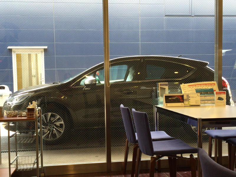 車を預けて手続き待ち。