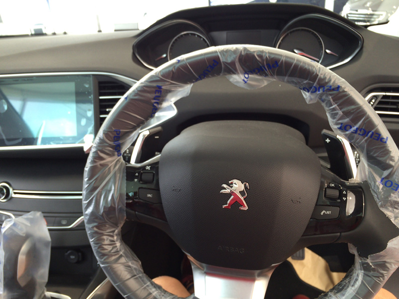 308。小径ステアリングにすっきりしたインパネ周り。