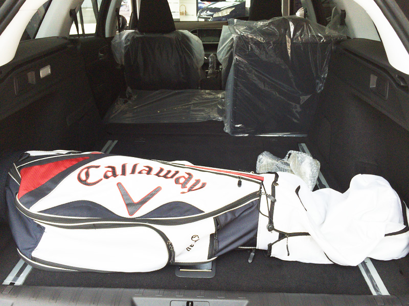 308のトランクは広くて使い勝手が良さそう。ゴルフバッグが横置きできるのが売り。308を選ぶ人はゴルフをするライフスタイルの人とは思えないが…。