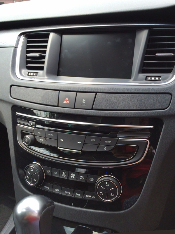 マイナーチェンジしてインフォテイメントが集約された結果、ナビとエアコンが上下逆だった最悪な配置はやっとまともになった。