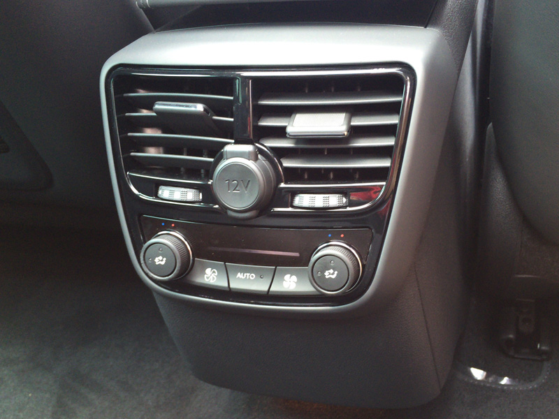 508はプジョーのトップレンジだけに、後席にも左右独立で温度調整のできるエアコン吹き出し口が備わる。