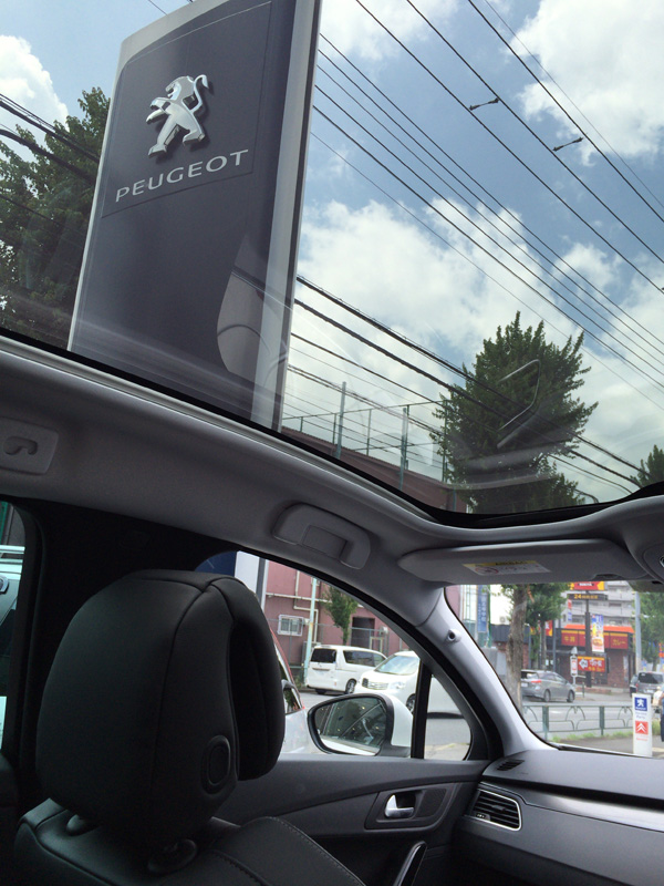 そして後席の上までシェードが開くグラストップがとても気持ちがいい。