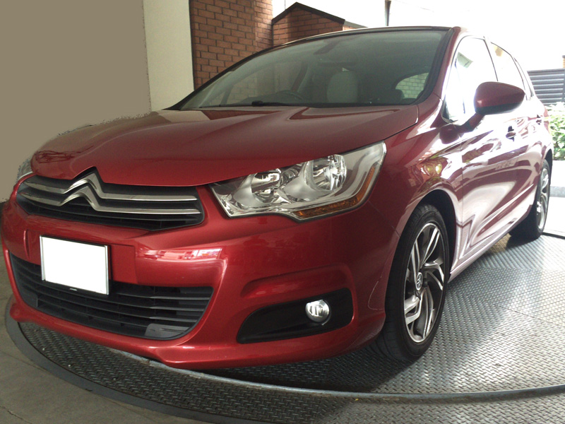 C4のフロントマスク。顔つきの他、コーナリングランプが黄色で縁につくとか、メインビームがキセノンでないなどが異なる。