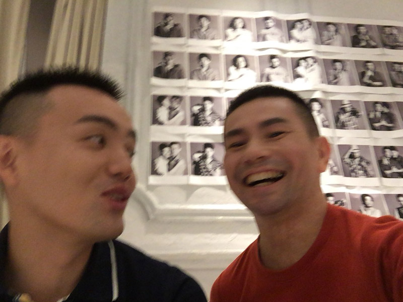 スタイリング前にスタンバイ中。壁には撮影済みの仮プリントアウトがギャラリーのように飾られている。