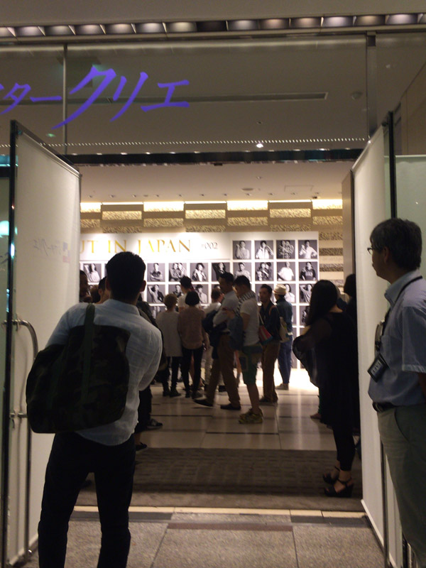 シアタークリエのロビーにあるギャラリーの様子。