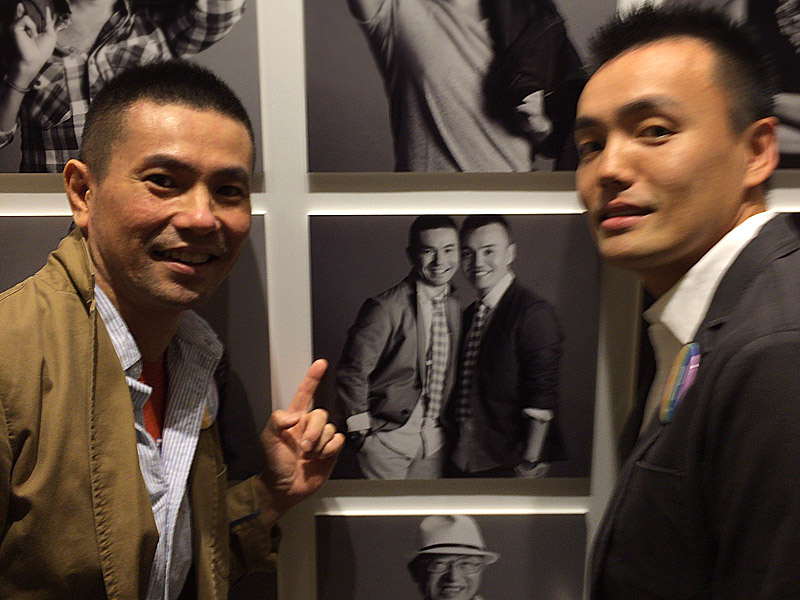 あった。自分達の写真を前に。