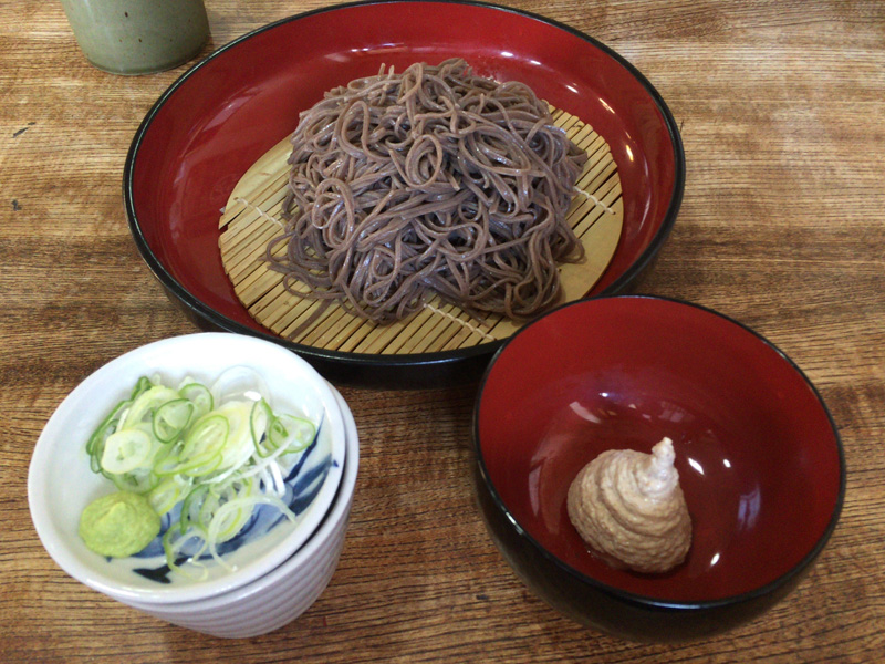 細めでコシの強い田舎蕎麦。