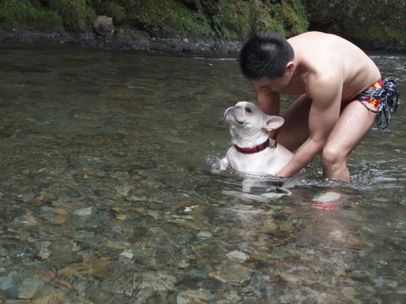 顔が水につく位の深さだとさすがに無理か。俺の腰に結わえているのはロングリード。ハンズフリーにしても危なくないようにしている。