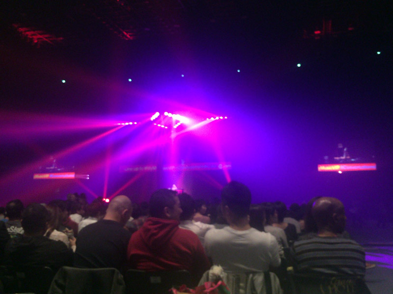 開演前の会場ではDJがプレイで雰囲気を盛り上げる。