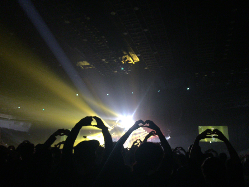 ハートマークを作る聴衆。