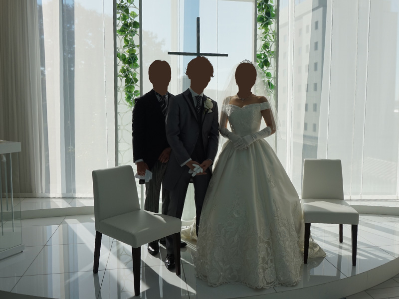 式場で、新郎新婦と新婦の父。