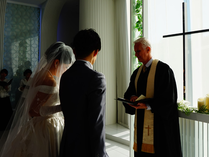 結婚する2人。