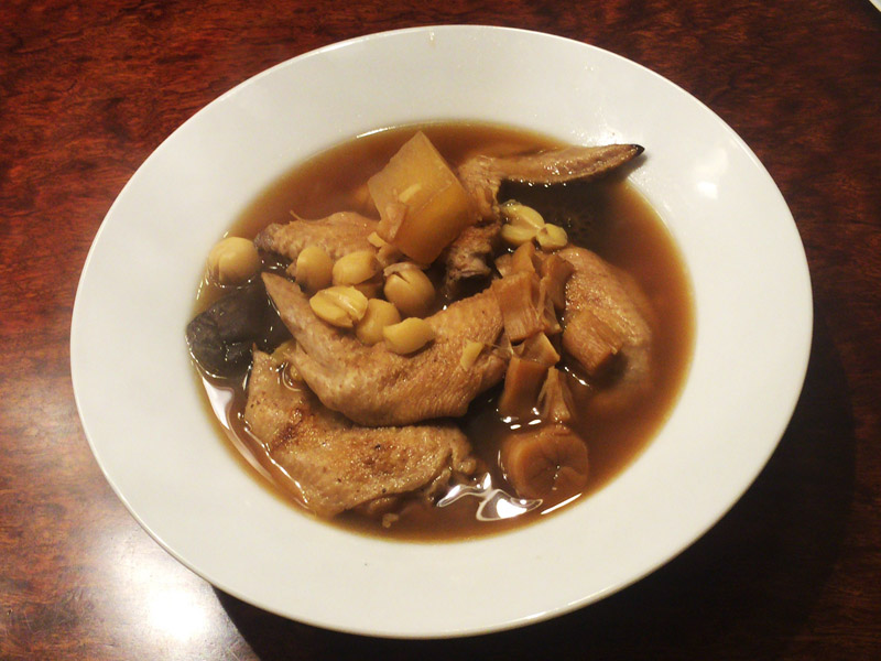 鶏手羽の中華風煮込みスープ