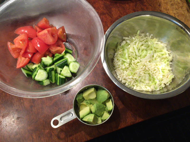野菜を切って準備します。