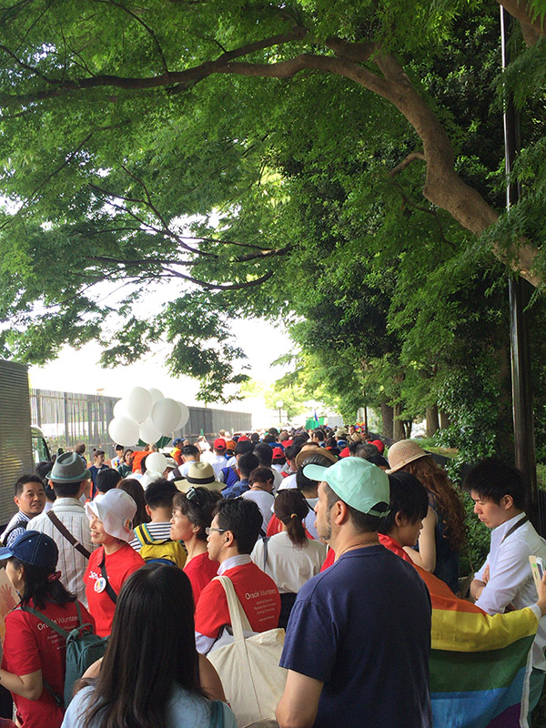 他イベントと会場が隣り合っていたため、複数箇所に別れて整列した。我々はステージ裏。