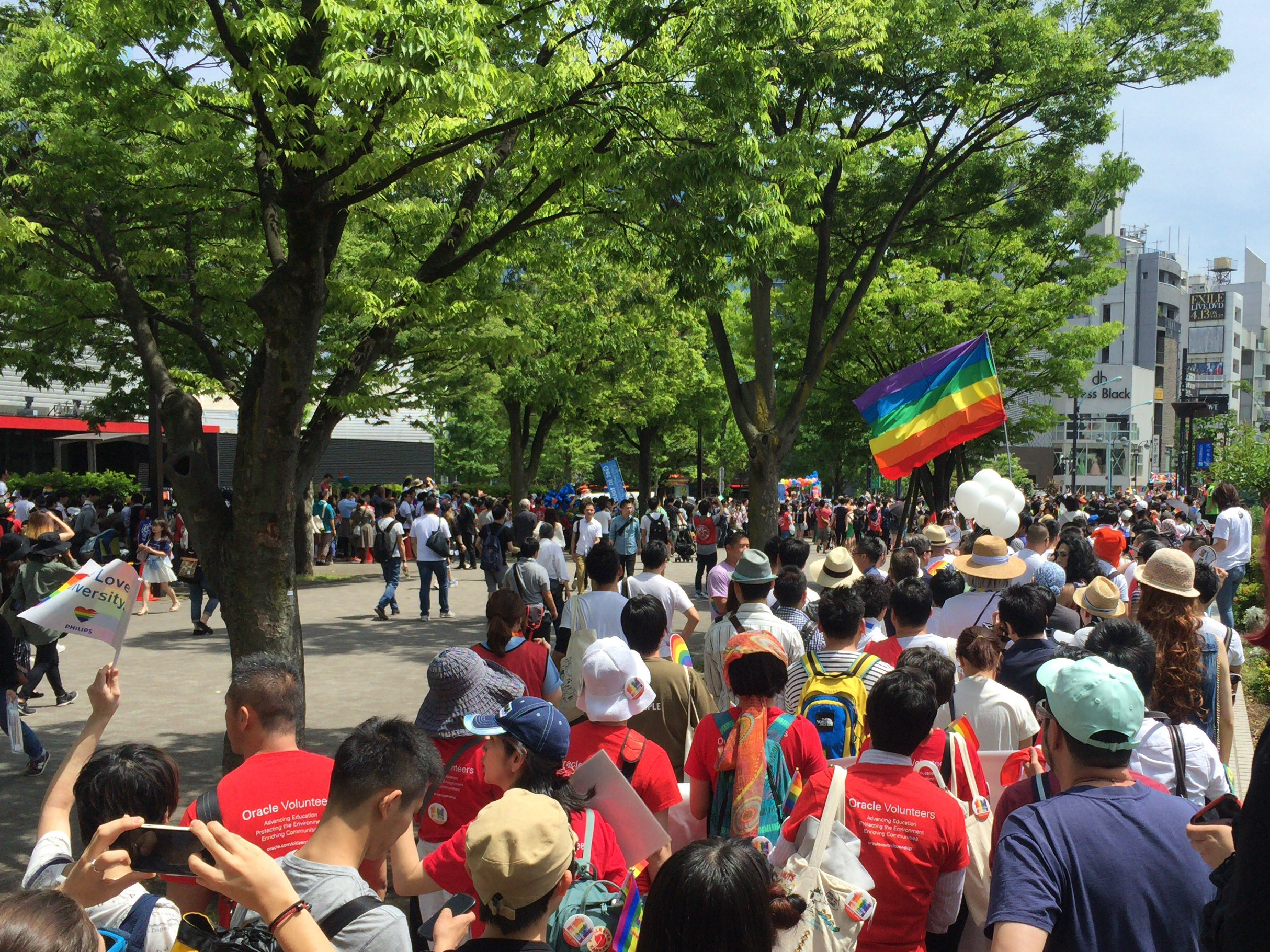 フロートが出発間近になるとスタートポイント付近に移動。期待感が高まる。