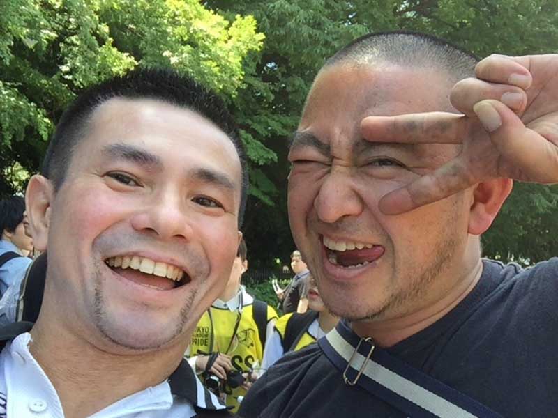 整列場所で設置をやっている友達ともしばらくぶりで遭遇。友達の手が汚れているのはそのせい。