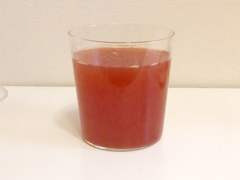 ソルダムの果汁はきれいな赤色をしています。